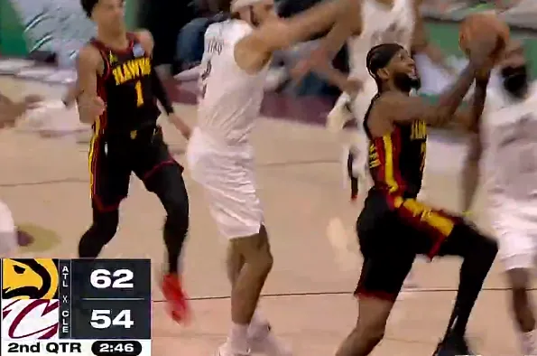 九游游戏-亚历山大-沃克反击上篮打进，老鹰领先8分打停骑士